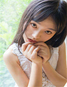 《女孩迈开腿让男孩给她打扑克》